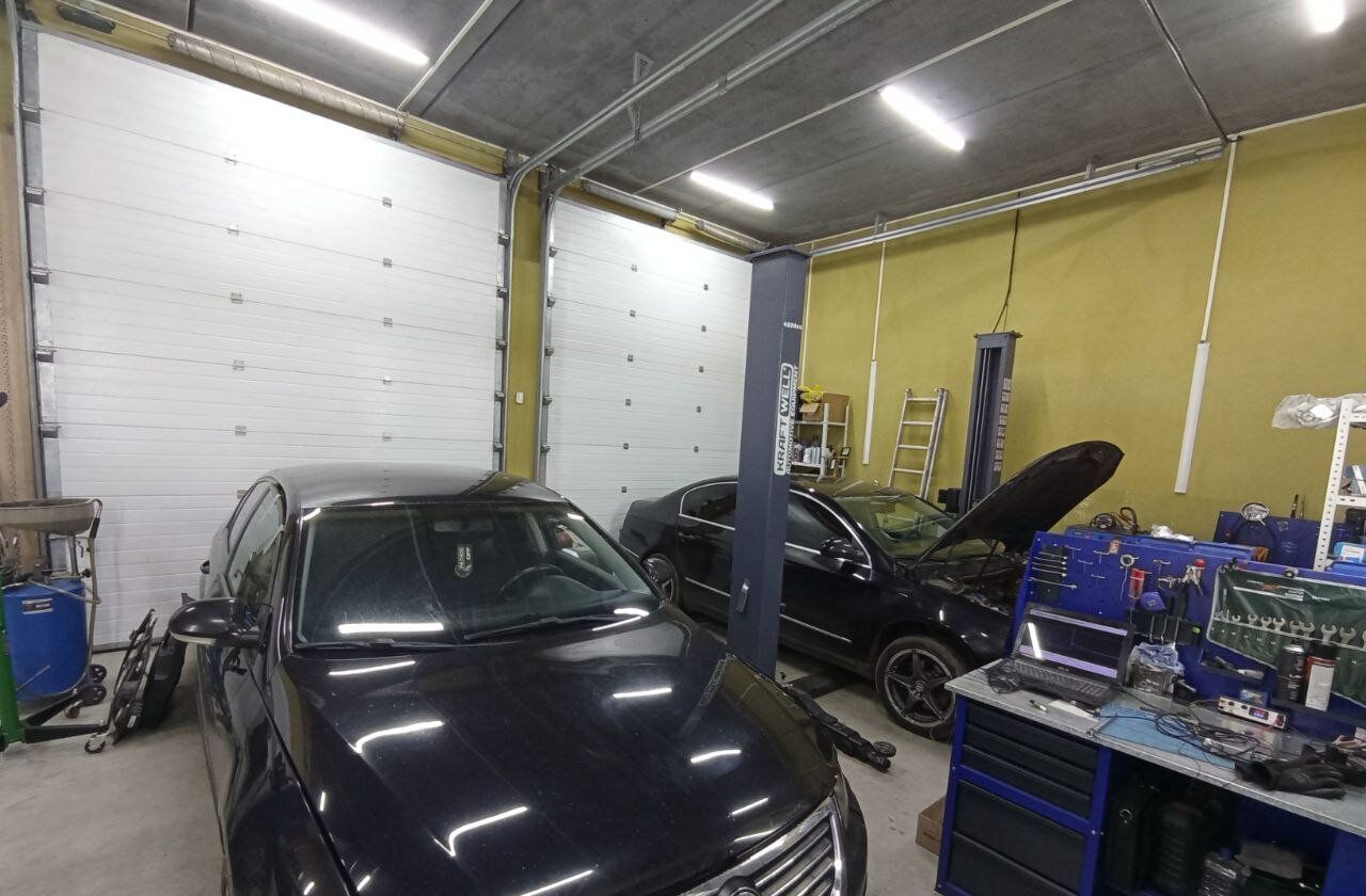 Боксы сервиса Auto Reviz с диагностическим постом