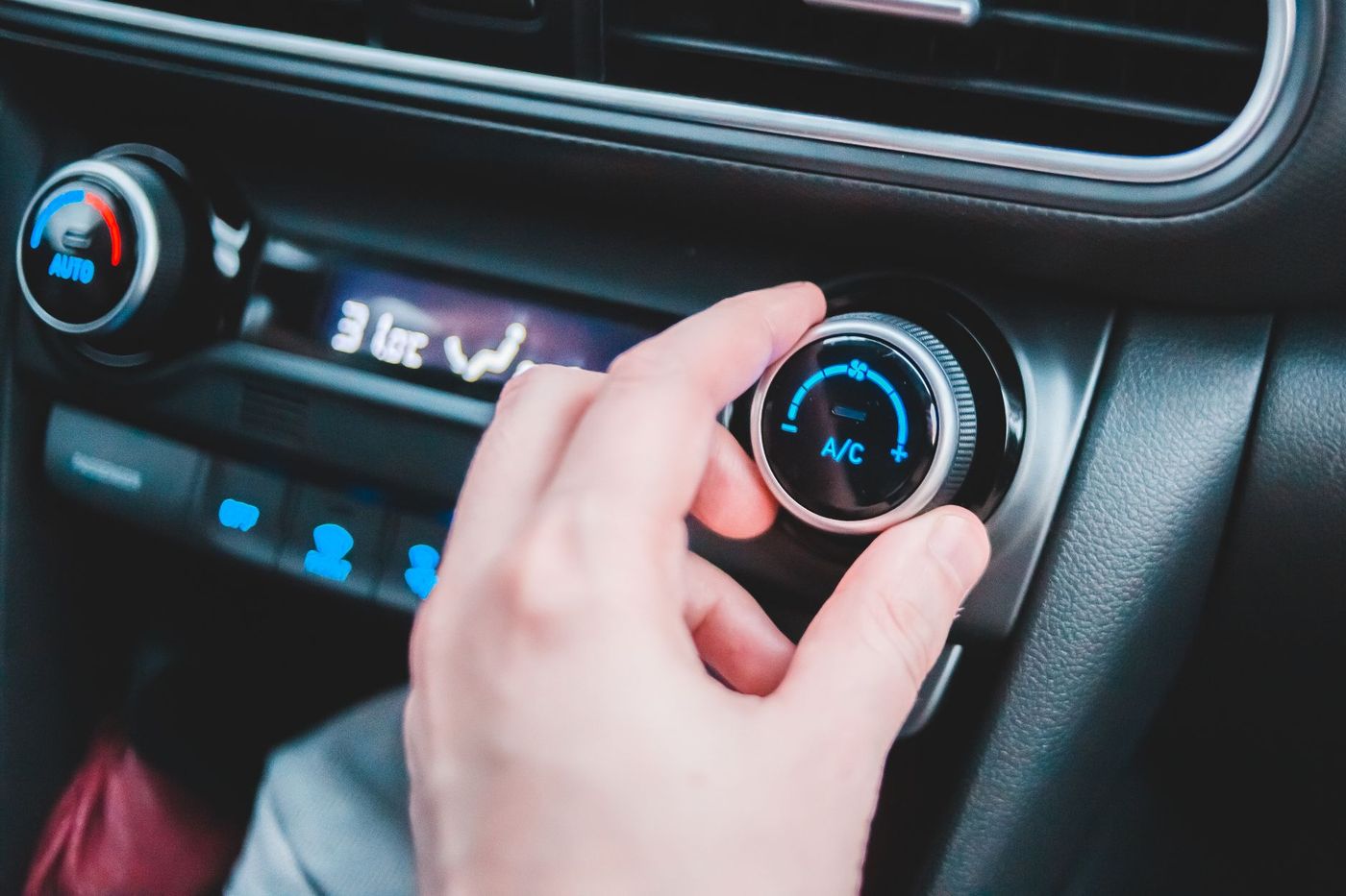 Регулятор кондиционера на панели автомобиля